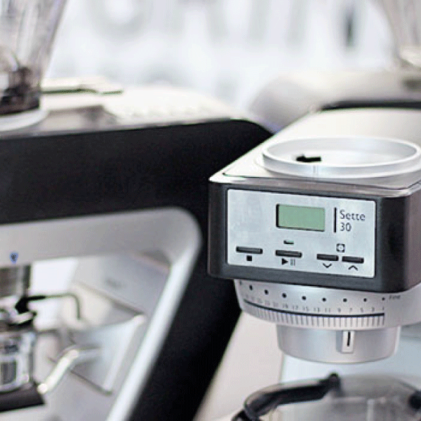 Vista de cerca de pantalla de cafetera Sette 30 para blog cómo elegir un buen molino de café, CafeStore te entrega tips