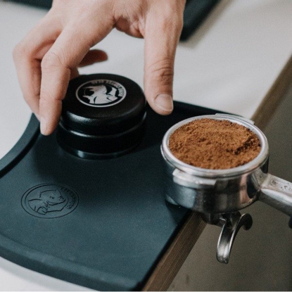 Tamper Plano 58.5mm Rhinoware en uso